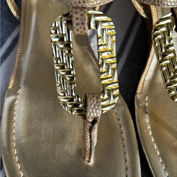 Lilly Pulitzer NEW Gold Metallic T-Strap Sandals 10M - Picture 2 of 10